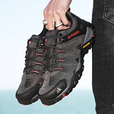 Tenis de trilha masculino em couro camurça