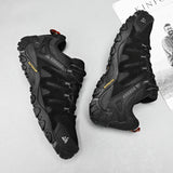 Tenis de trilha masculino em couro camurça